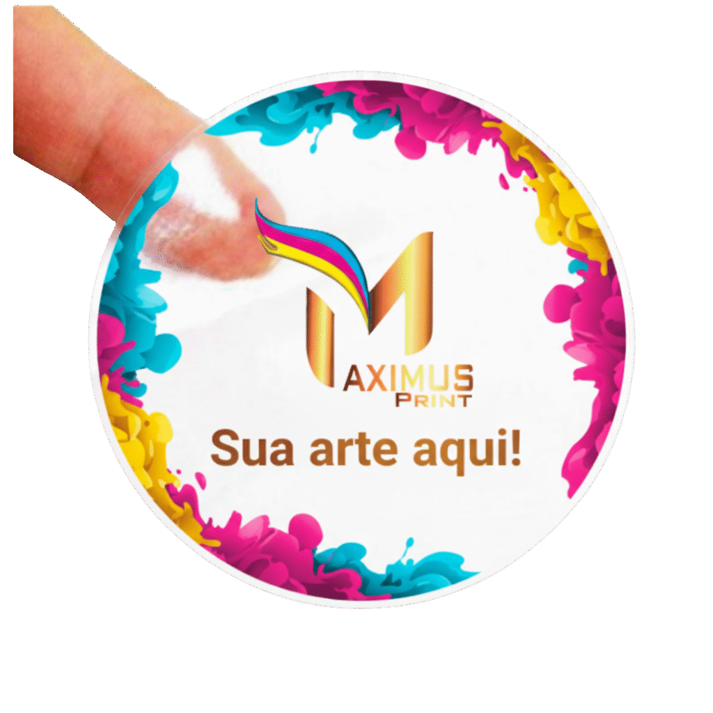 Adesivo redondo personalizado da Maximus Print com o logotipo estilizado e o texto "Sua arte aqui!", apresentando uma explosão de cores vibrantes e a demonstração de aplicação.