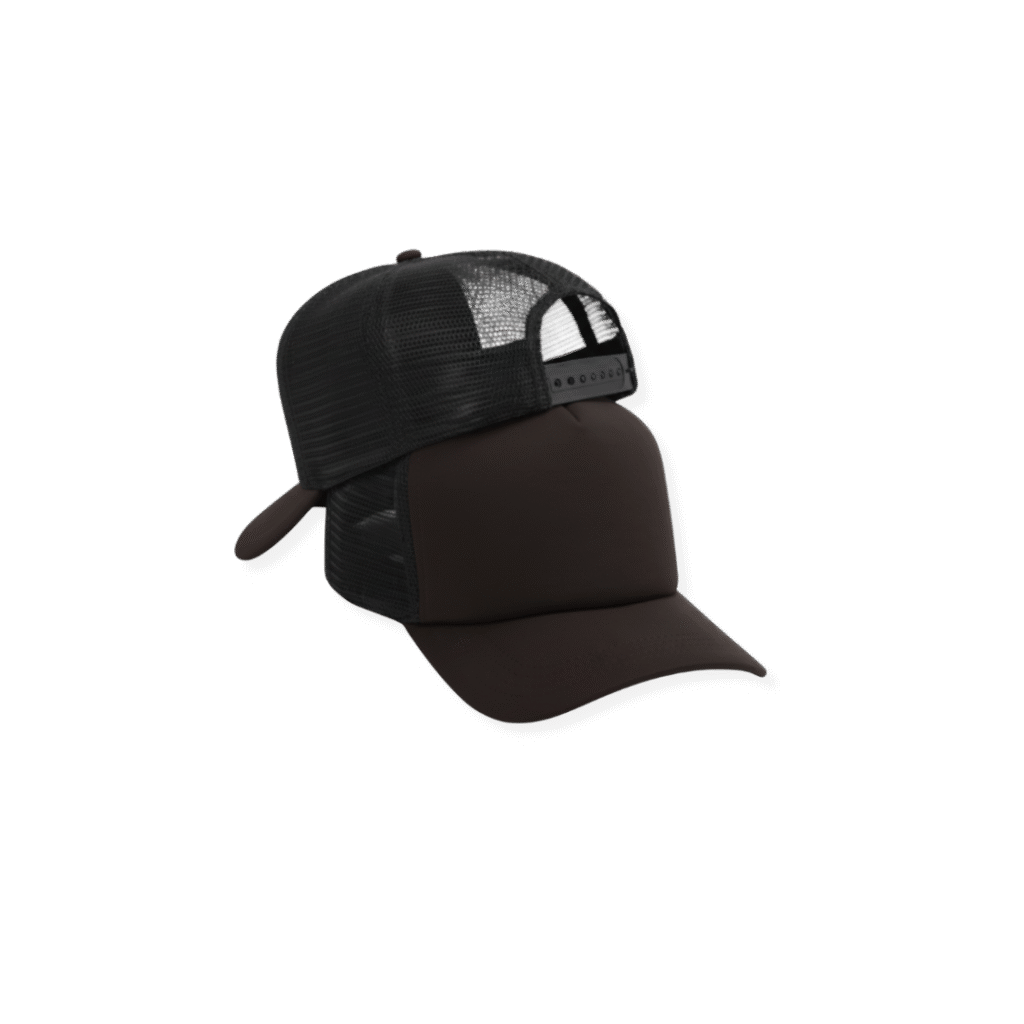 Dois bonés modelo trucker pretos com tela posterior e fundo transparente, posicionados para exibir a área frontal pronta para personalização na Maximus Print.