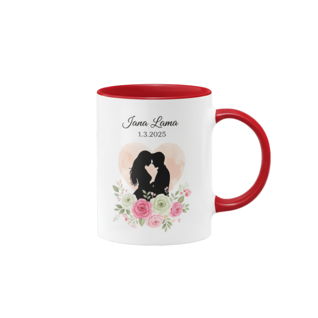 Caneca branca personalizada com alça e interior vermelhos, apresentando estampa romântica com silhueta de casal, arranjos florais e a data "1.3.2025", produzida pela Maximus Print.