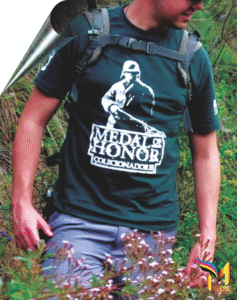 Homem vestindo camiseta preta personalizada com a estampa branca "MEDAL OF HONOR COLECIONADORES", produzida pela Maximus Print para fãs de games.