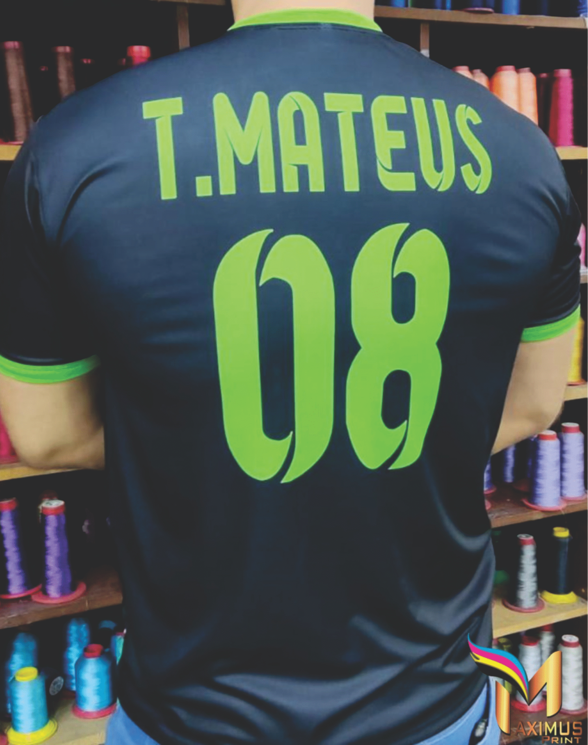 Detalhe lateral de camiseta preta personalizada com grande estampa de dragão em verde neon e identificação "8º D", produzida pela Maximus Print para uniformes escolares.