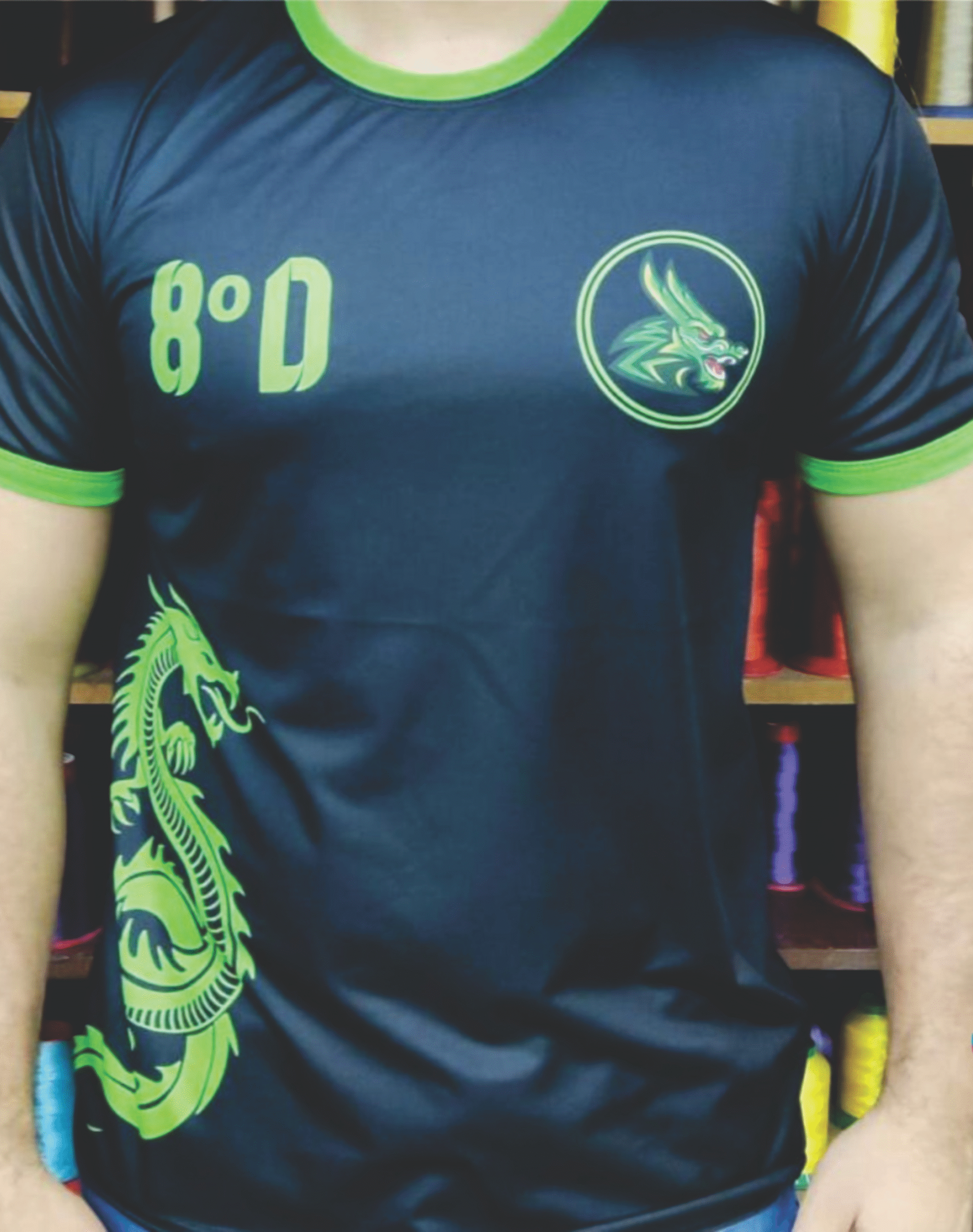 Camiseta personalizada preta com detalhes em verde neon, apresentando estampas de dragão e a identificação "8º D", produzida pela Maximus Print para turmas escolares.