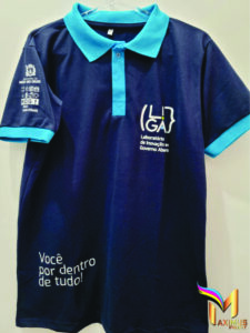 Camiseta polo personalizada na cor azul marinho com estampa branca do logotipo da Prefeitura de Mogi das Cruzes na manga, serviço realizado pela Maximus Print.