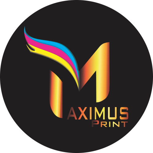 Logotipo oficial da Maximus Print com uma letra "M" estilizada em dourado e detalhe de asa nas cores CMYK (Ciano, Magenta, Amarelo e Preto).